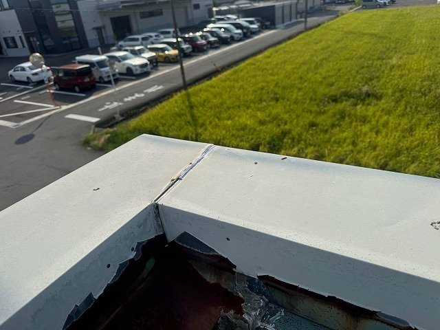 雨漏りが発生している倉庫建物屋上のパラペット笠木コーキング切れ