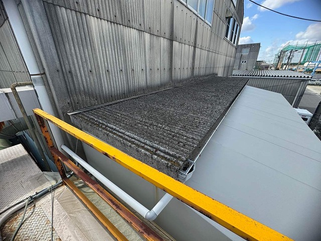 工場建物の波型スレート外壁の劣化状況を確認した現場調査