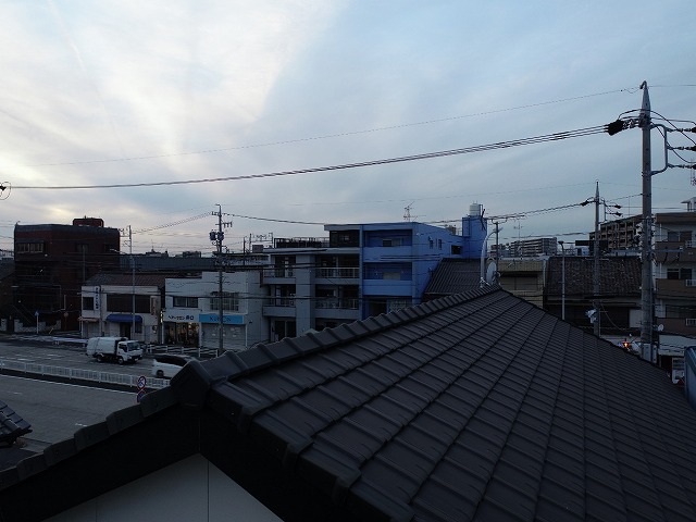 棟瓦取り直し工事を行う住宅の平板瓦屋根