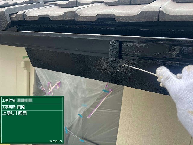 外壁塗り替え工事と同時に行う雨樋塗装工程の上塗り1回目