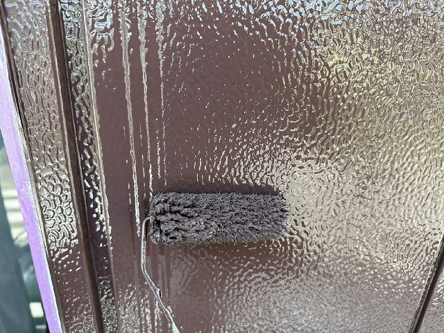 雨戸へブラウン系の色で仕上げ塗装