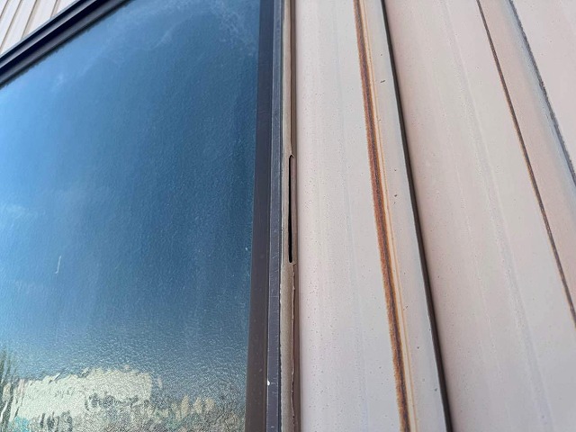 雨漏りが発生している倉庫建物屋上の外壁サッシまわりコーキング切れ