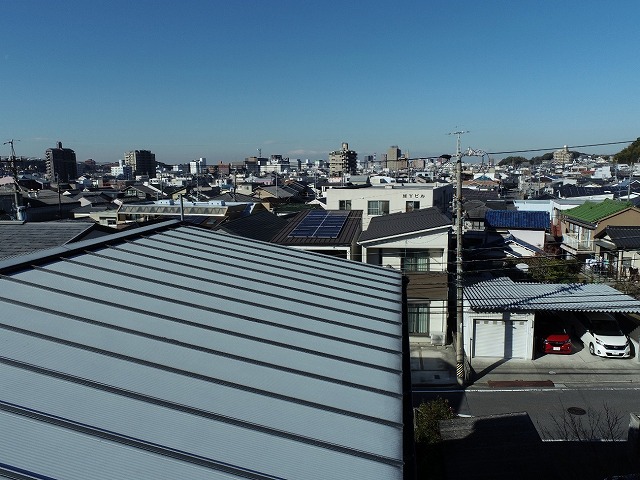 劣化にともなう塗り替え工事を行うガルバリウム鋼板屋根の住宅