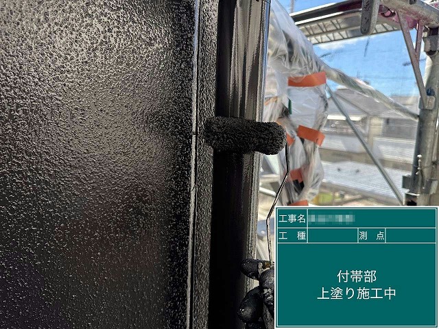 竪樋に対する雨樋塗装工事の上塗り施工