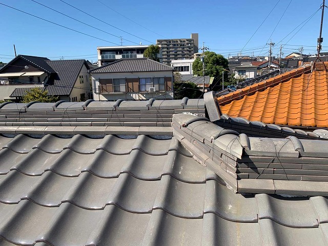 雨漏りが発生した住宅の屋根調査で鬼瓦がズレている様子