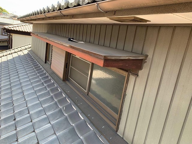 住宅の2階サッシの庇板金に色あせやサビを確認