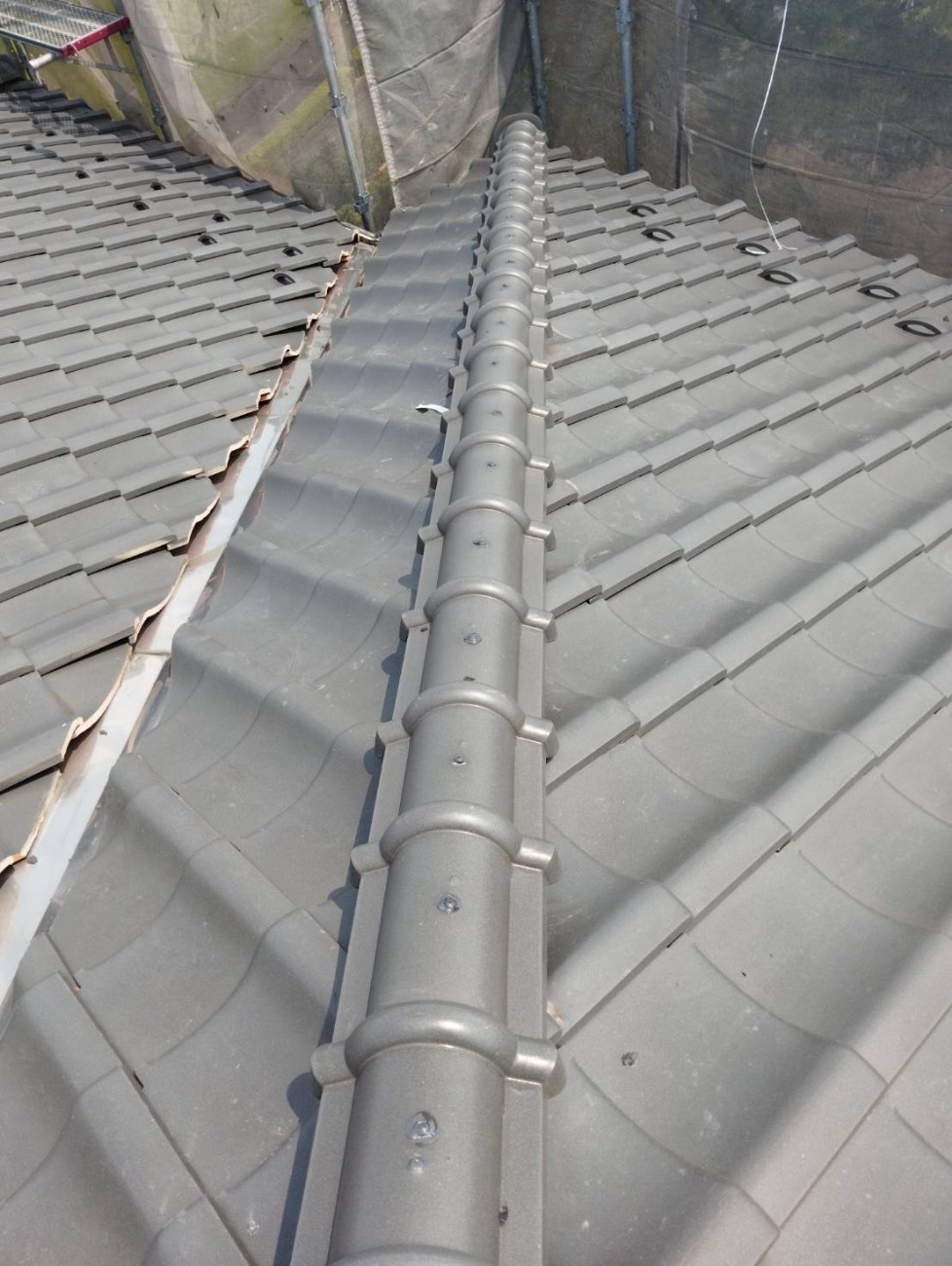 棟瓦をパッキン付きのビスで固定