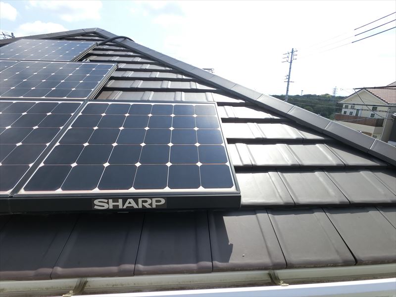 屋根と太陽光パネル