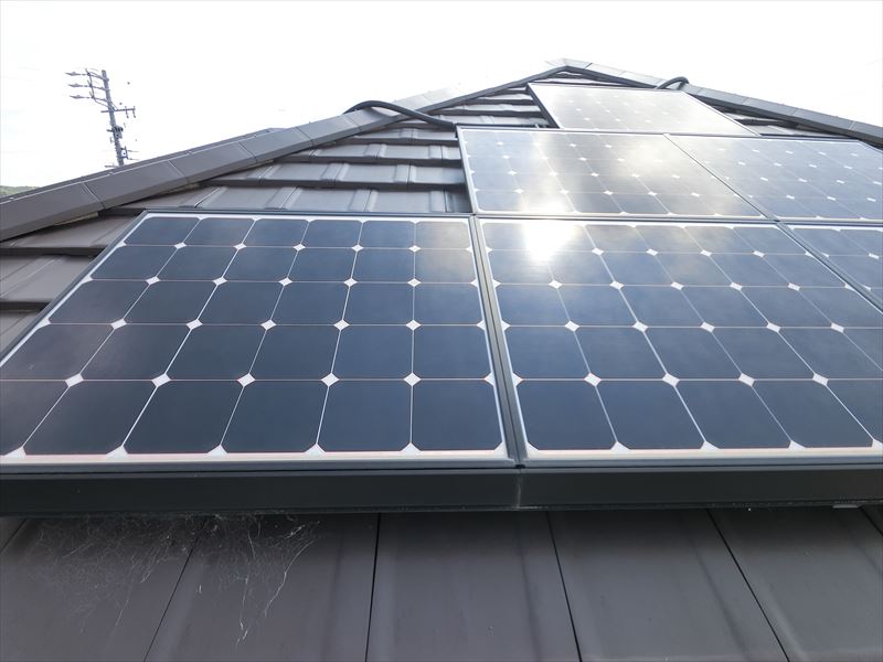 屋根と太陽光パネル