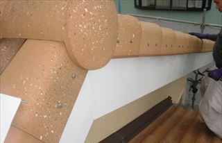 屋根の中に鳥の巣