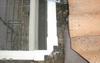 屋根の中に鳥の巣