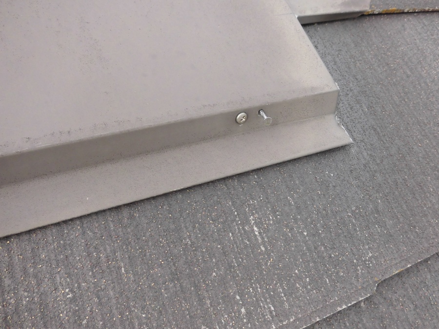 棟板金の釘浮き