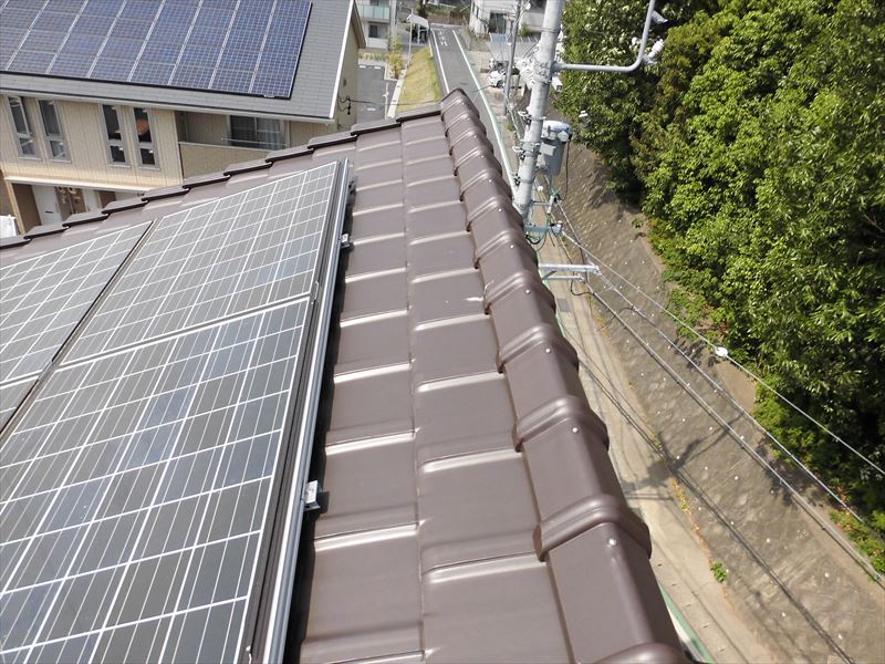 屋根と太陽光パネル