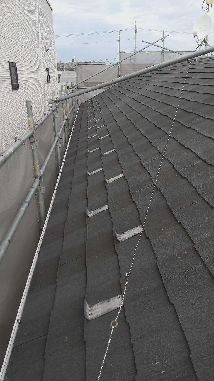 スレート屋根に設置されている雪止め金具や棟板金