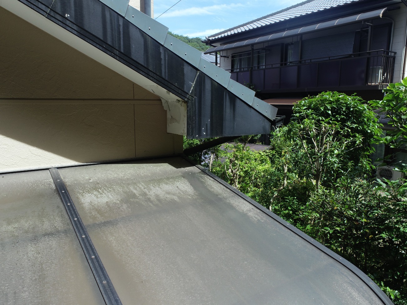 劣化が見える破風