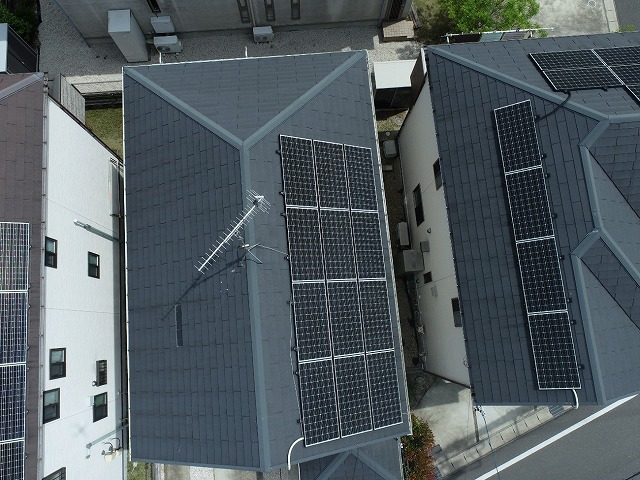 コロニアル屋根修理のためのドローンによる調査