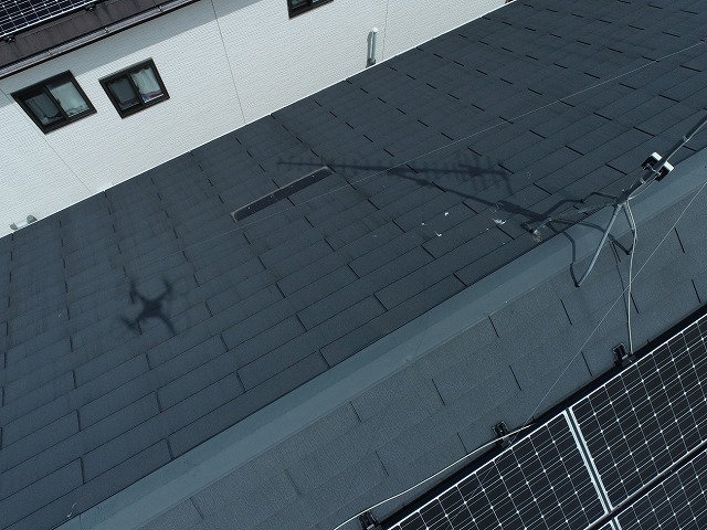 ドローン調査でスレート屋根の抜け落ちを確認