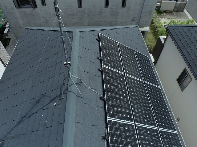 部分張り替えを行うスレート屋根の住宅のドローン調査の様子