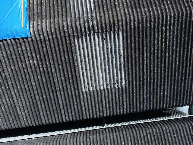 雨漏りが発生した波型スレート屋根の劣化状況