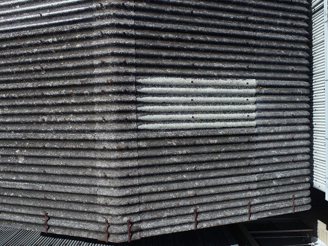 貸倉庫の波型スレートや明り取りの劣化状況