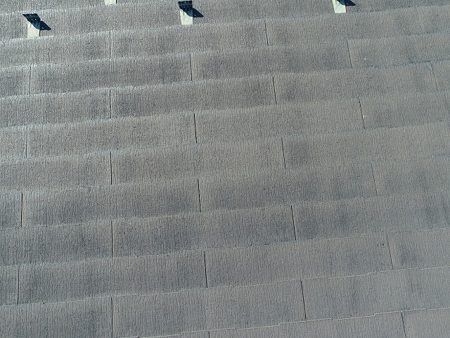 スレート屋根の色あせが進んでいる様子