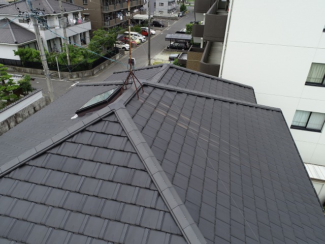 寄棟屋根の住宅でドローンを使った点検を行っている様子