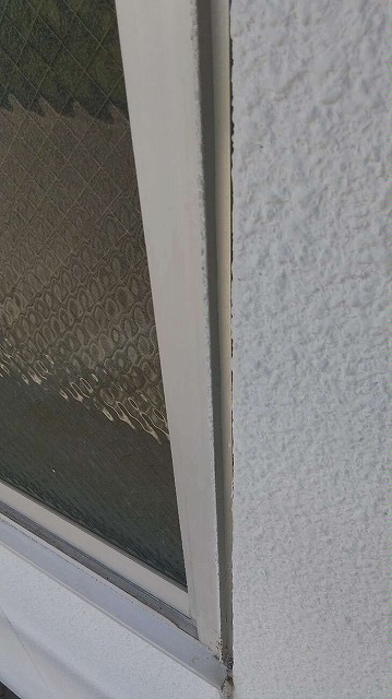 サッシ目地のコーキングがALC外壁と剥離している様子
