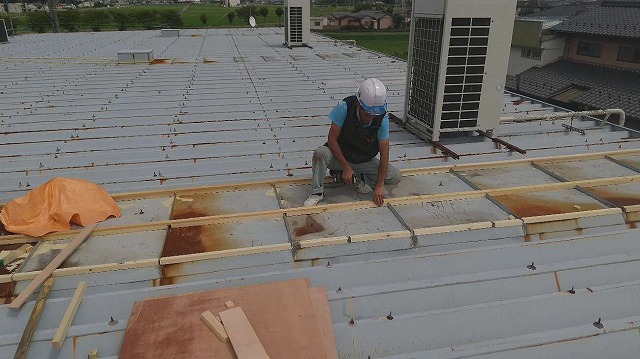 カバー工法による雨漏り修理のために下地づくり