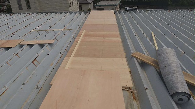 雨漏り修理のための合板を使ったカバー工法の下地づくり