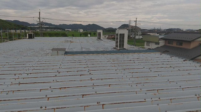 カバー工法による雨漏り修理の下地が完成した状況