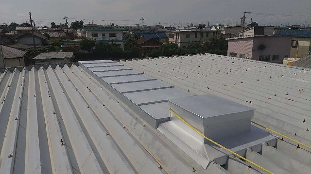 折板屋根の雨漏り修理で新たな板金部材を被せて仕上げた状況