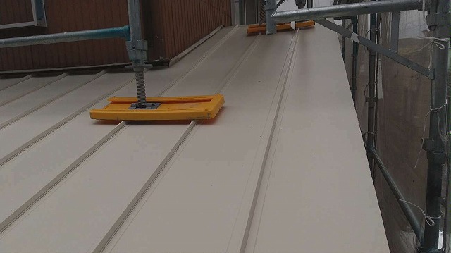 雨漏りリスクの少ない立平葺きの施工