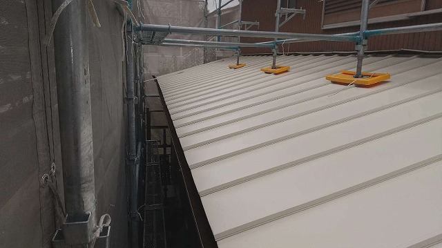 下屋根足場を架けた金属屋根