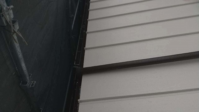 屋根葺き替え工事後のガルバリウム鋼板屋根と這樋