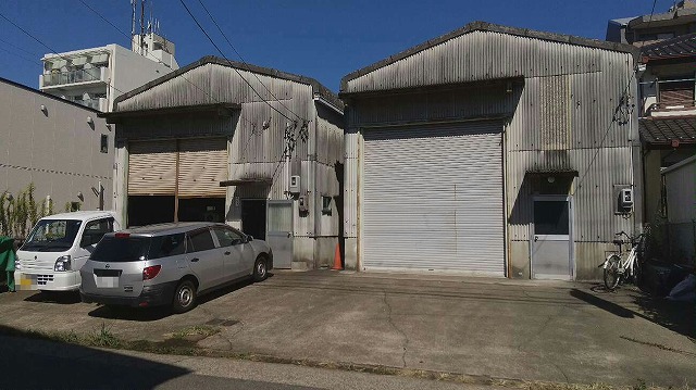 貸倉庫の波型スレート屋根をカバー工法で改修する前の建物