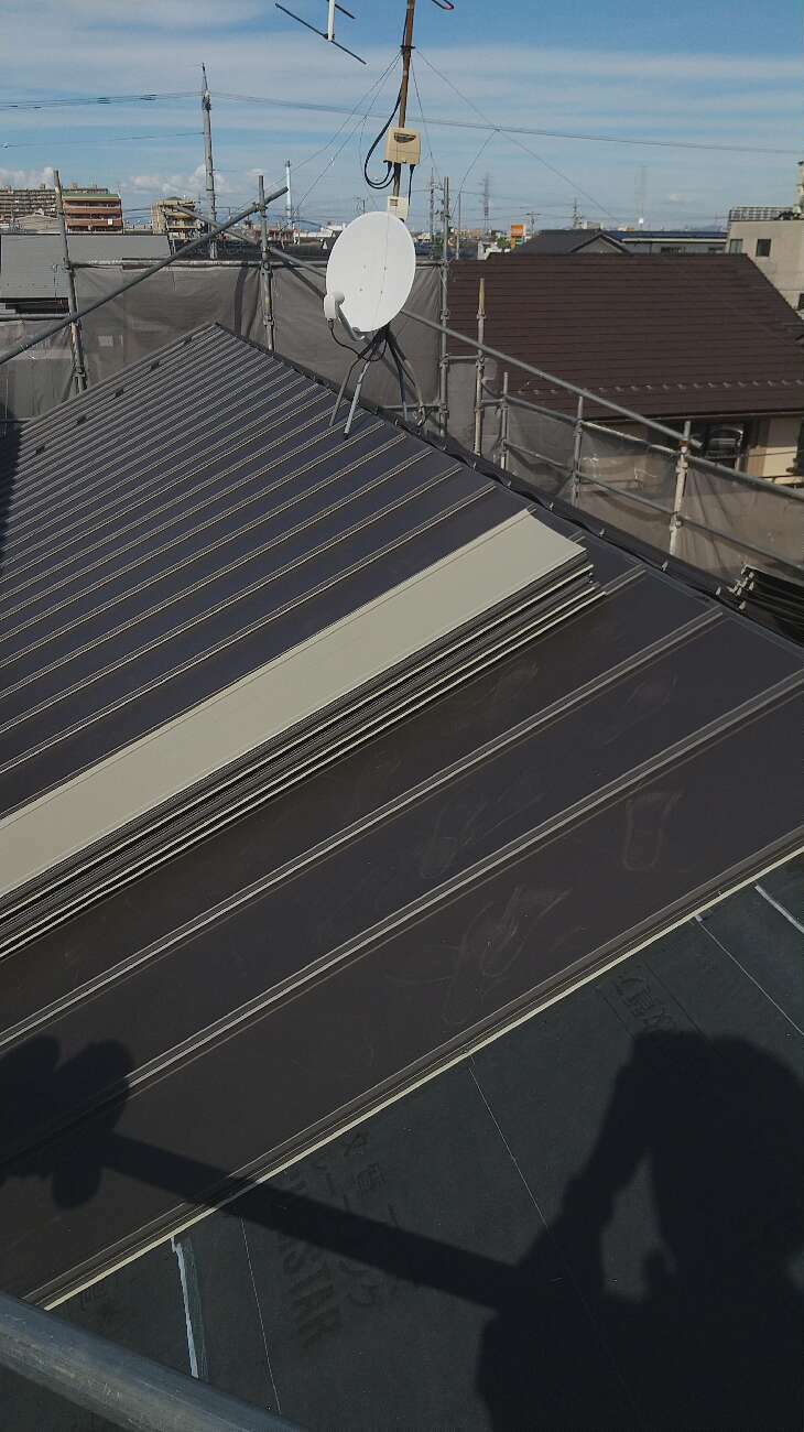 ガルバリウム鋼板屋根で立平葺きによるカバー工法
