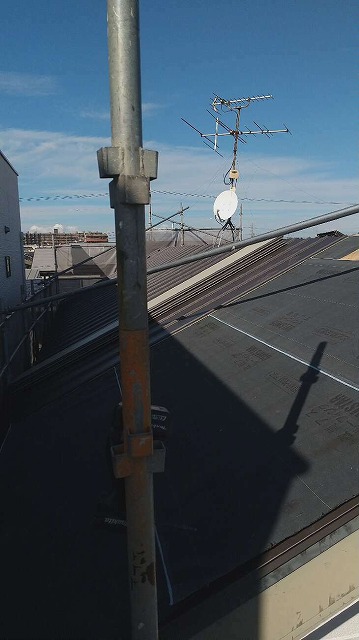 改質アスファルトルーフィングでつくった下地の上にガルバリウム鋼板屋根の施工