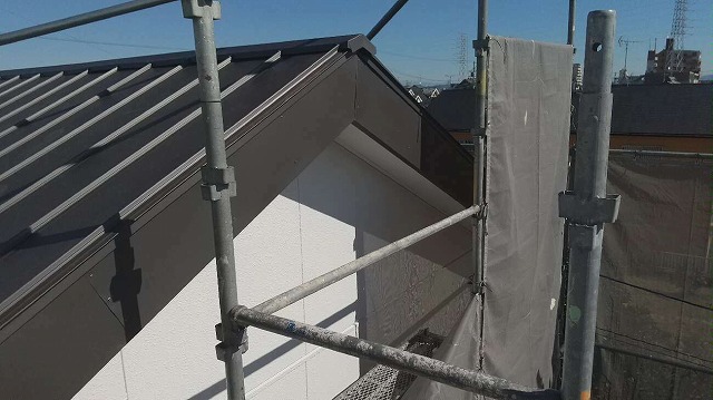 メンテナンス前の劣化した屋根や板金役物、破風