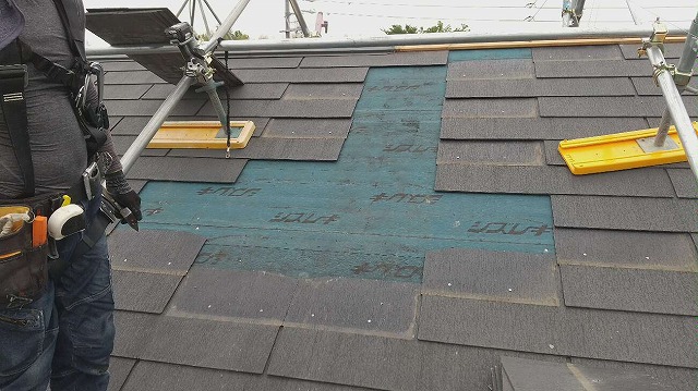 コロニアル屋根の部分張り替えで既存屋根を剥がしている様子