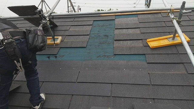 スレート屋根の部分張り替え工事で新規屋根材の張り施工