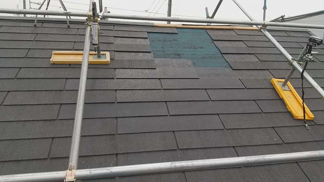 落下したコロニアル屋根の張り替え修理の施工途中
