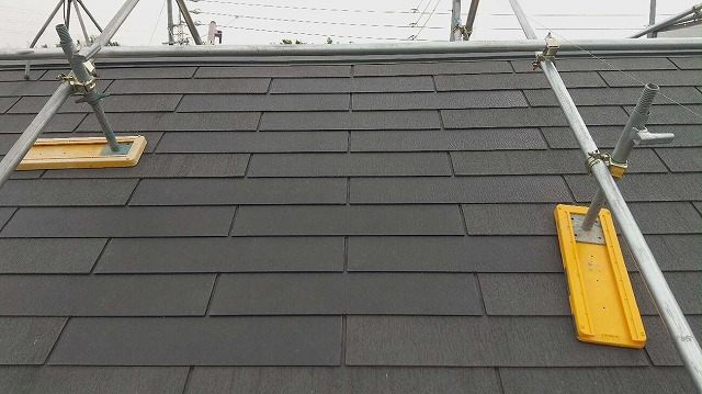 コロニアル屋根の部分張り替え工事が完了した住宅屋根の状況