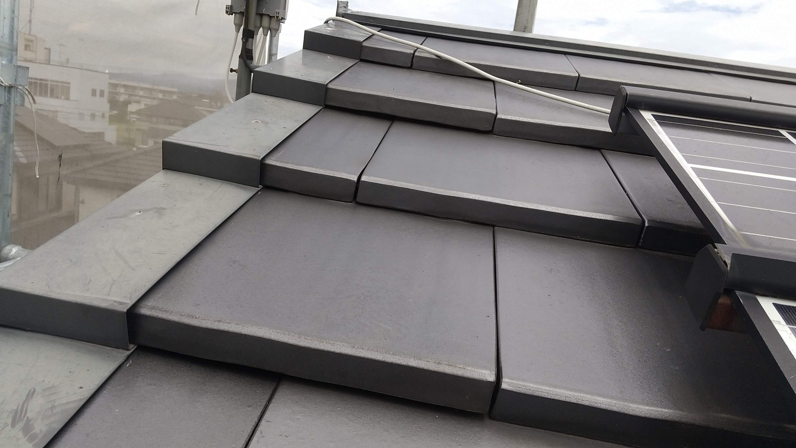 瓦屋根に設置されているケラバ板金