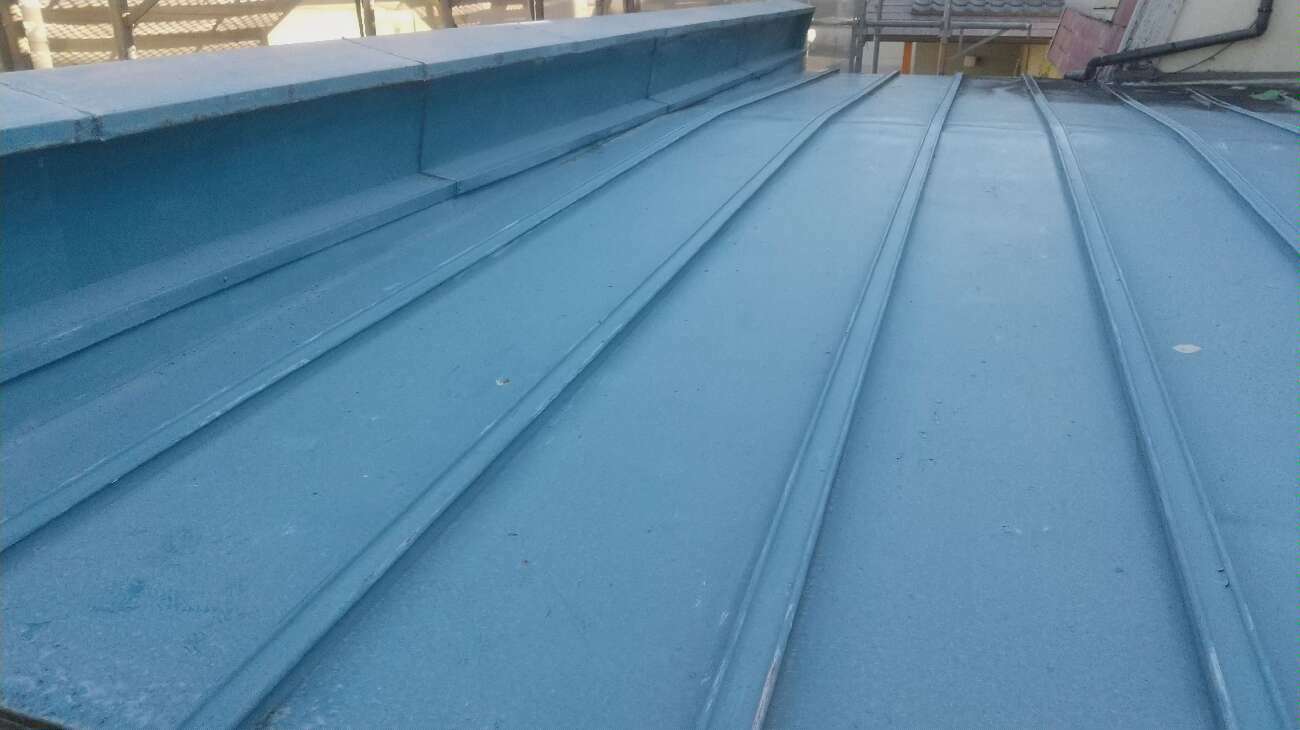 瓦棒葺きの金属屋根仕上げ