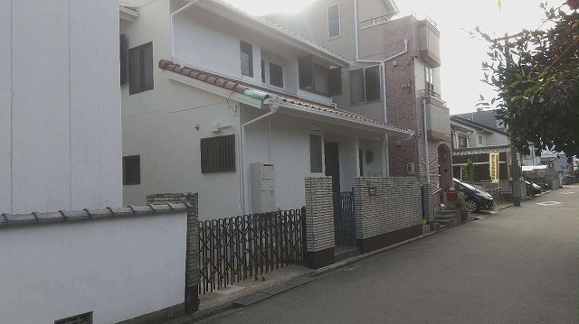 外壁と屋根のメンテナンスが終了した建物全景