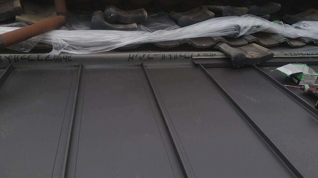 ガルバリウム鋼板屋根を立平葺きで施工した様子