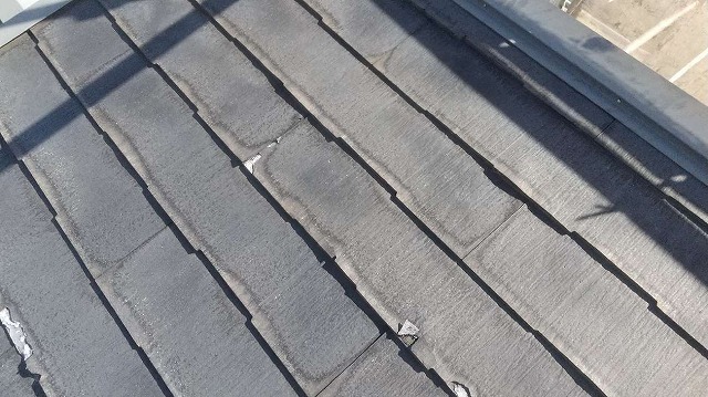 パミール屋根の先端が劣化して剥がれている様子