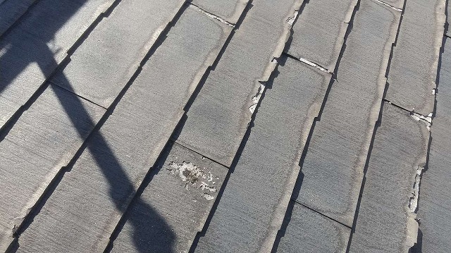 パミール屋根がミルフィーユのように剥がれている様子