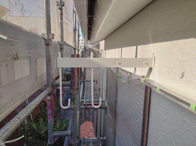 物干し金物に塗装が完了した状況