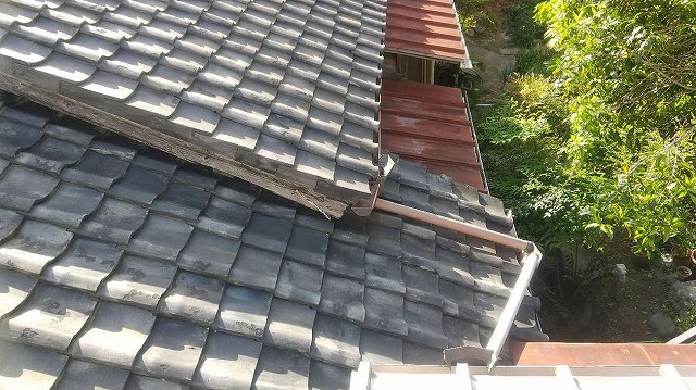 現場調査時の瓦屋根のズレ状況